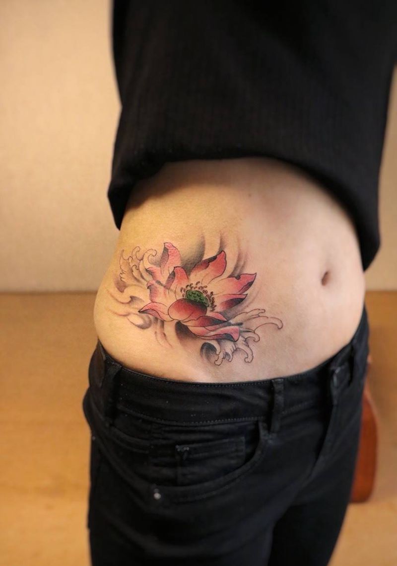 传统彩色荷花纹身图片_成品腰部传统清新植物纹身图案