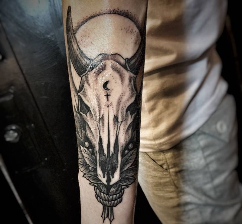 点刺包小臂纹身图片_成品手臂欧美清新鬼神几何纹身图案