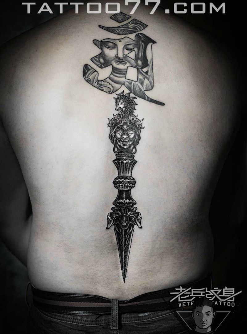 脊椎降魔杵纹身作品纹身图片_成品背部传统静物纹身图案
