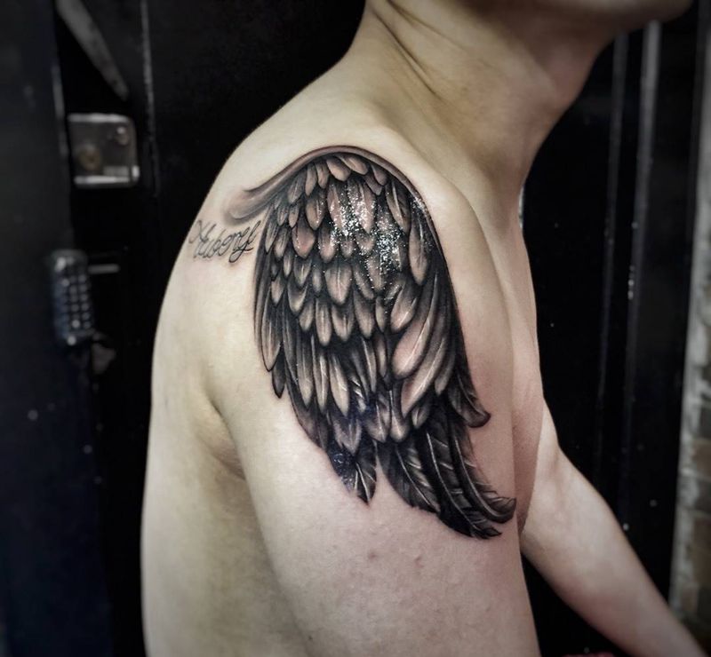 N加1个翅膀纹身图片_成品手臂手部欧美写实动物纹身图案