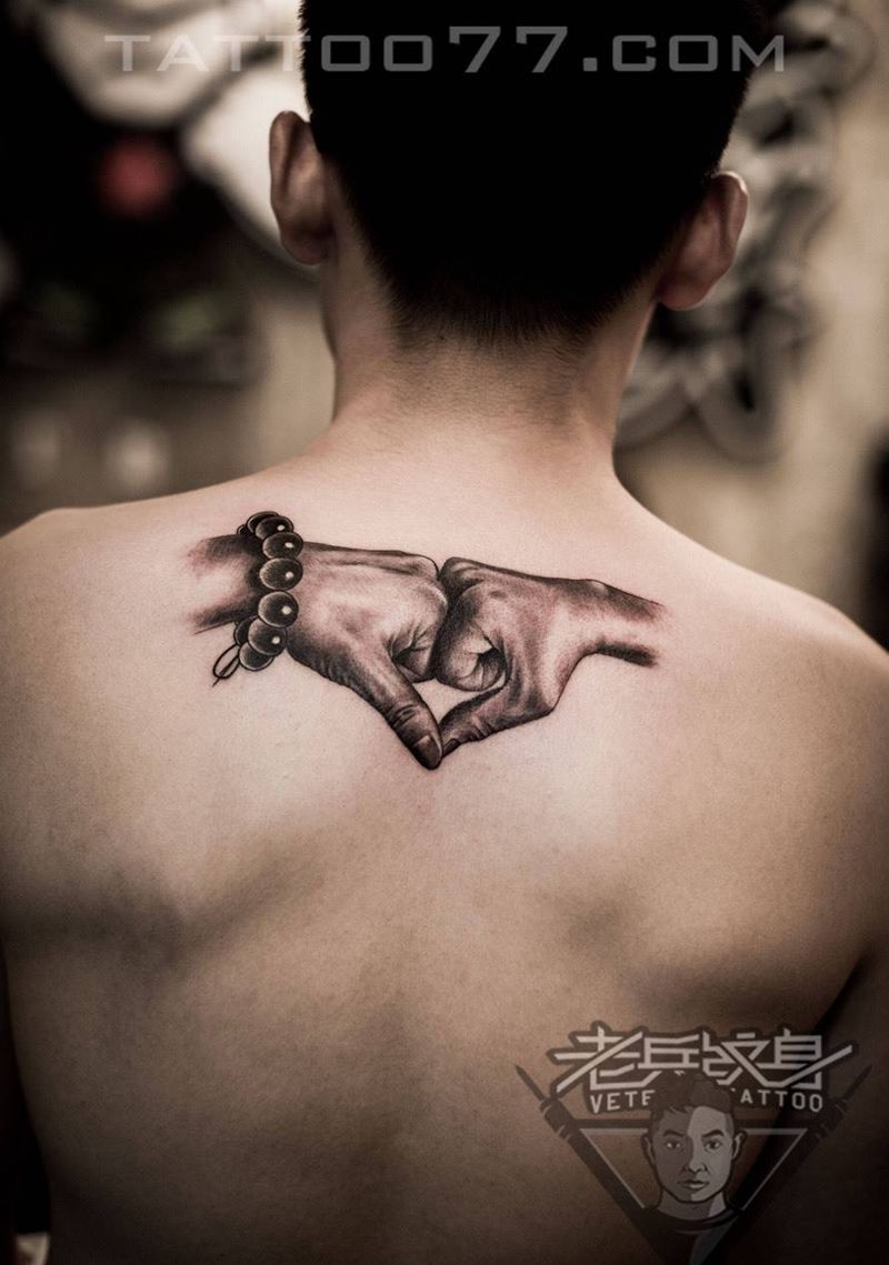背部手拳头纹身作品纹身图片_成品背部肖像人物纹身图案