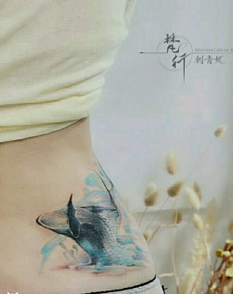 遮盖纹身图片_腰部新传统水彩鲸鱼浪花纹身图案