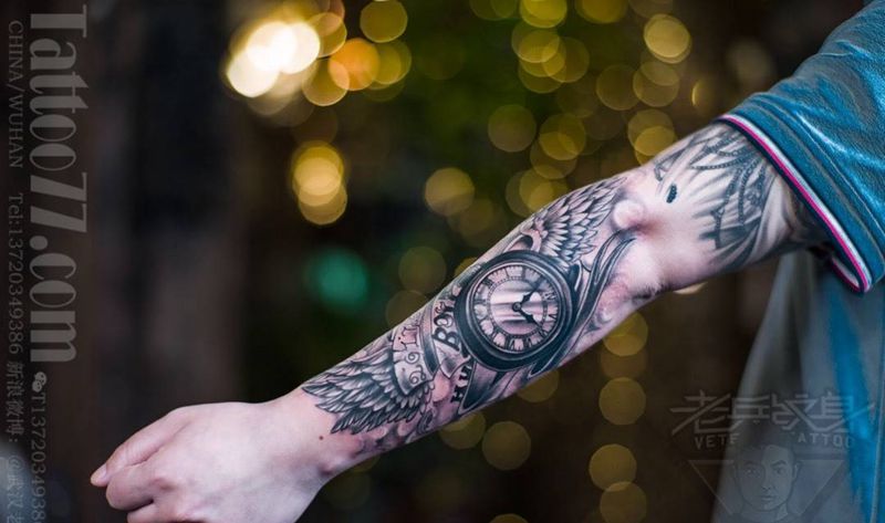 时钟翅膀纹身图片_手臂欧美写实纹身图案