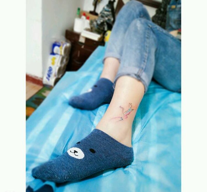 水彩猫纹身图片_腿部脚部清新动物原创水彩成品纹身图案