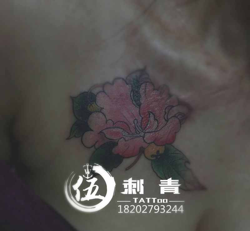 花纹身图片_胸部水彩纹身图案