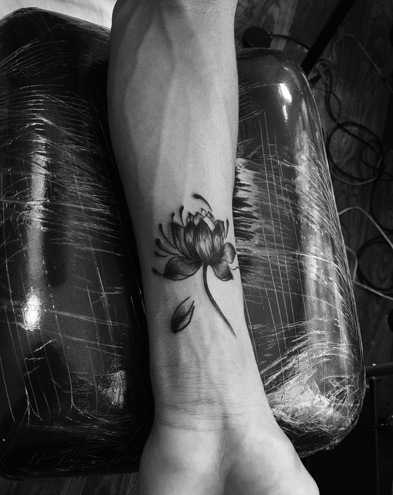 莲花纹身图片_手部水墨纹身图案