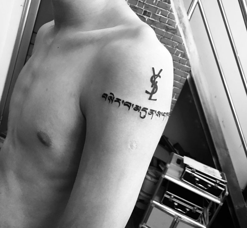 梵文加英文纹身图片_肩部纹身图案