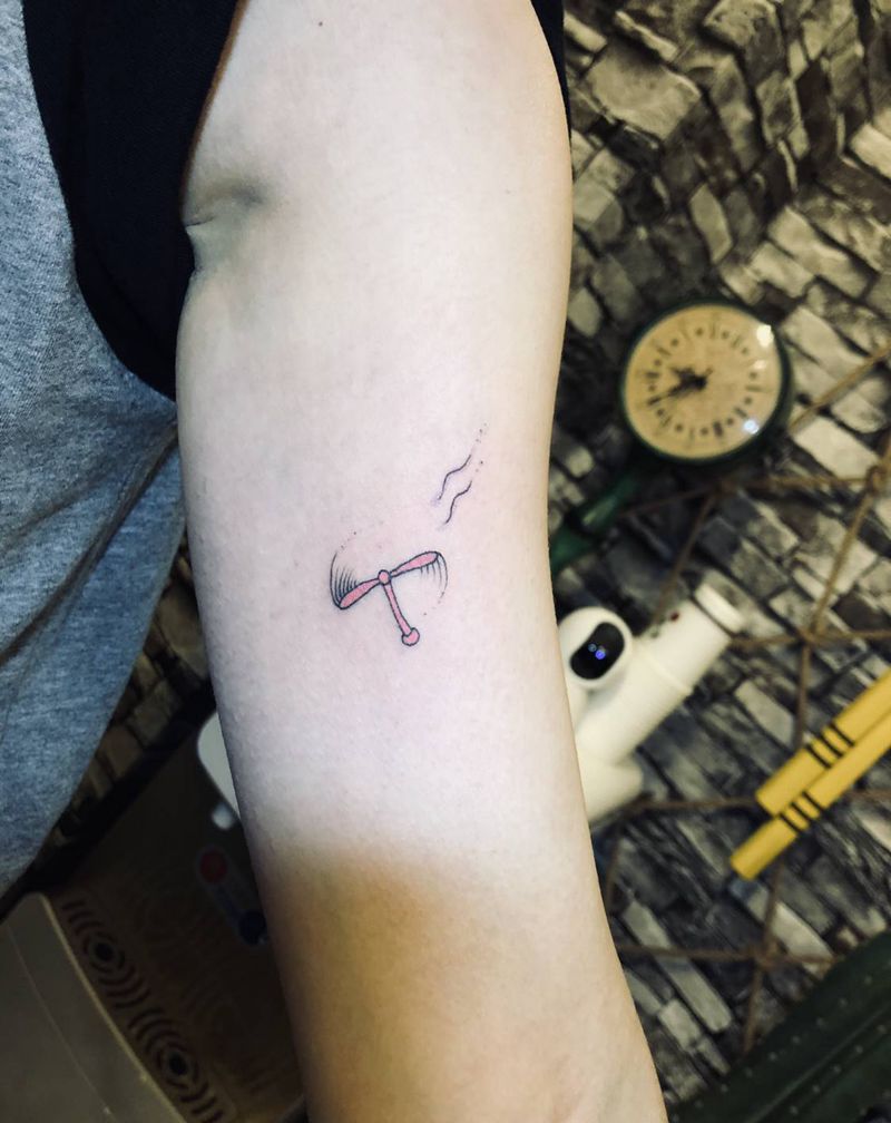 原创竹蜻蜓纹身图片_手臂纹身图案