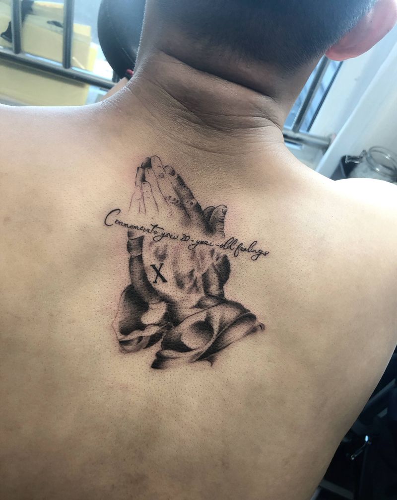 祈祷手纹身图片_欧美写实纹身图案
