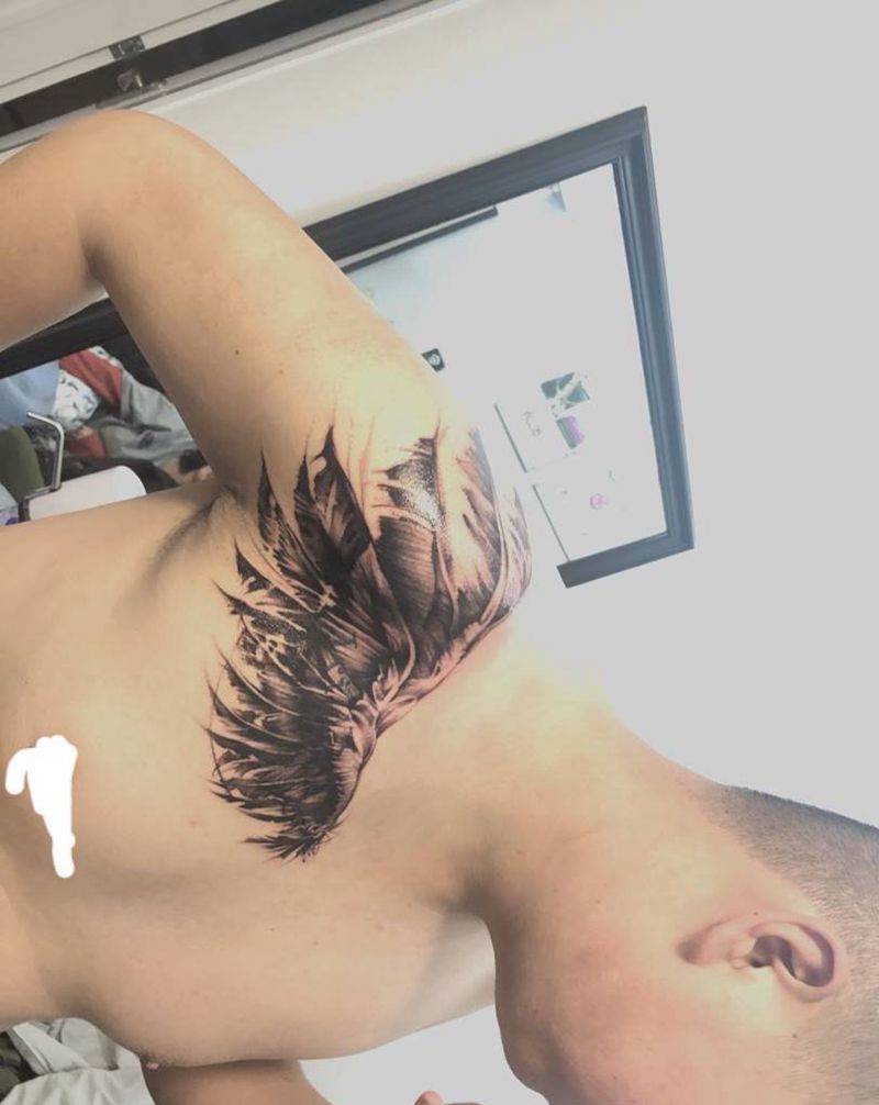 翅膀纹身图片_胸部纹身图案