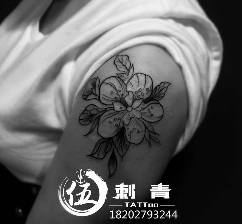 花纹身图片_肩部纹身图案