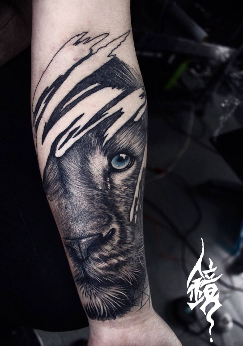 星空写实狮纹身图片_手臂肩部欧美写实水彩纹身图案