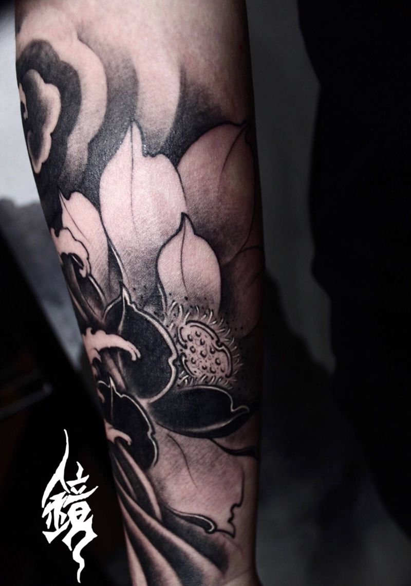 新传统浪花荷花纹身图片_手臂腿部新传统老传统纹身图案