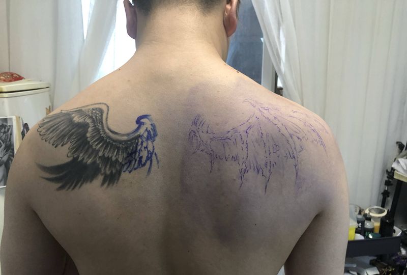 添加翅膀纹身图片_背部纹身图案