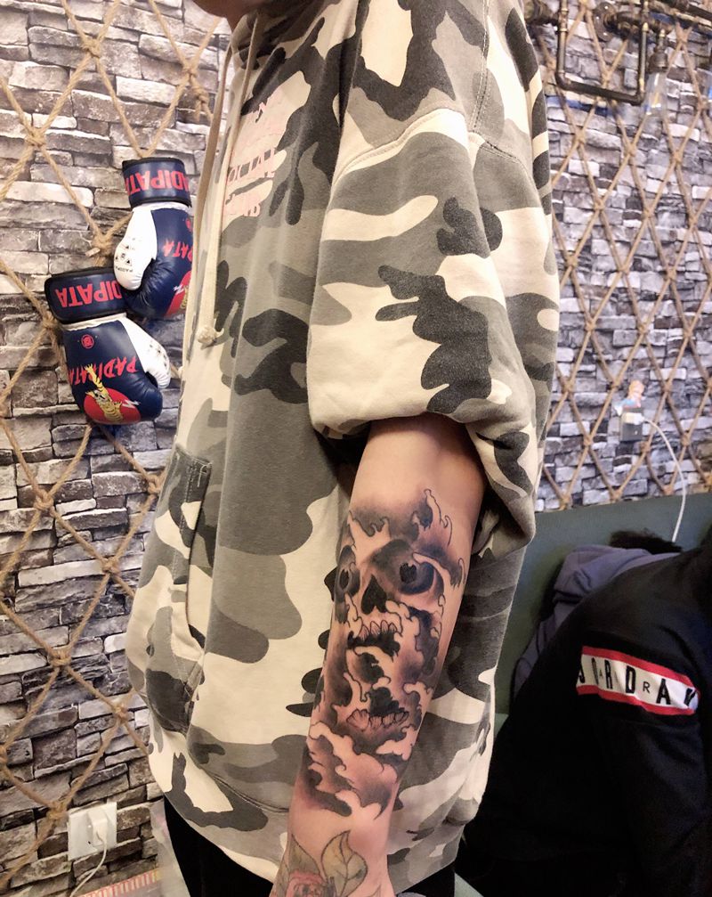 浪花骷髅纹身图片_手臂新传统纹身图案