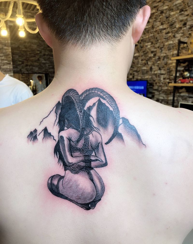 捆绑遮盖纹身图片_背部欧美写实纹身图案