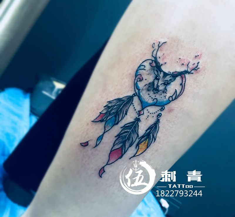 鹿加羽毛纹身图片_腿部纹身图案