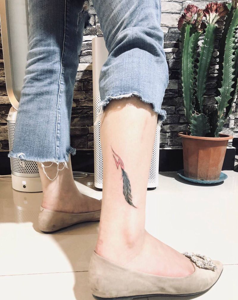 陈伟霆改款羽毛纹身图片_腿部水彩纹身图案