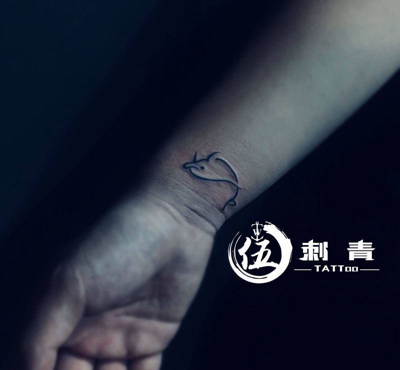 海豚纹身图片_手部纹身图案