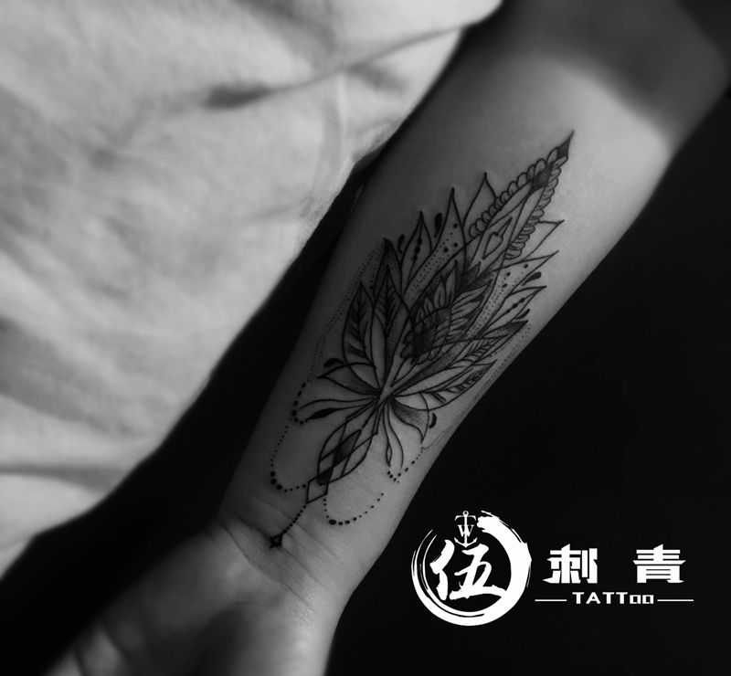 点刺纹身图片_手臂纹身图案