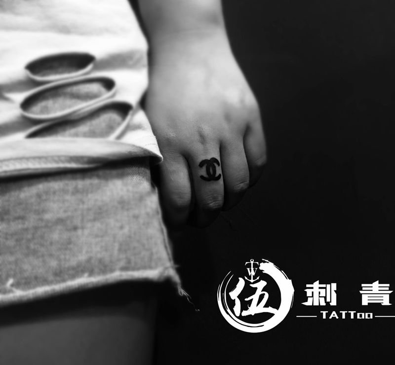 香奈儿纹身图片_手部纹身图案