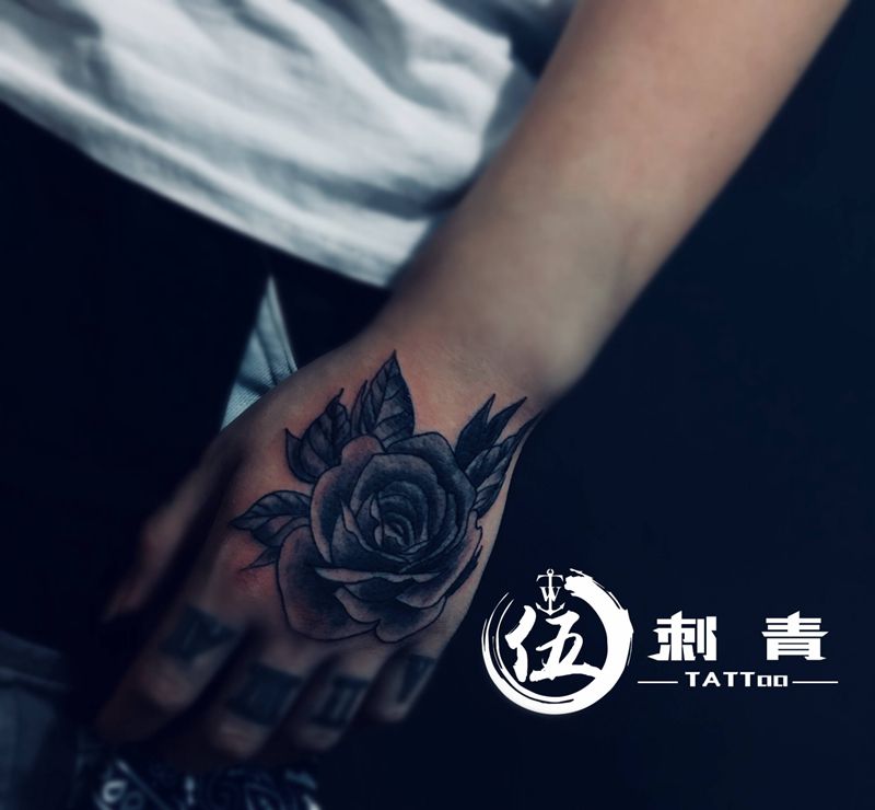 花纹身图片_手部纹身图案