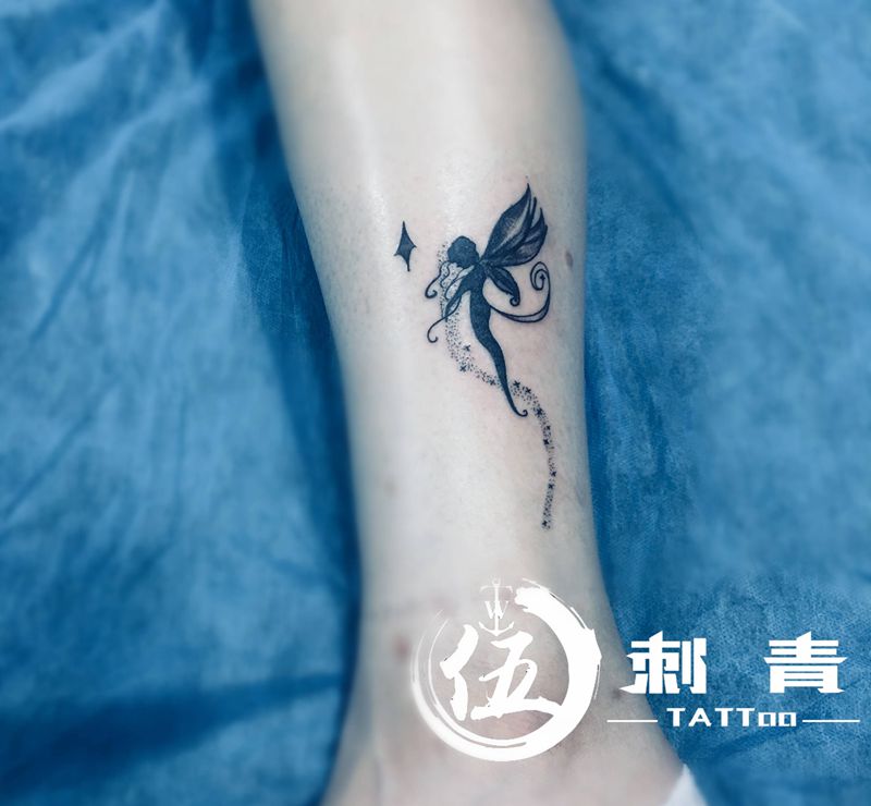 小精灵纹身图片_脚部纹身图案