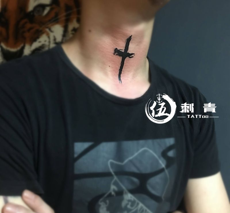 十字架纹身图片_颈部纹身图案