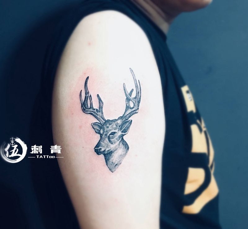 鹿纹身图片_手臂纹身图案
