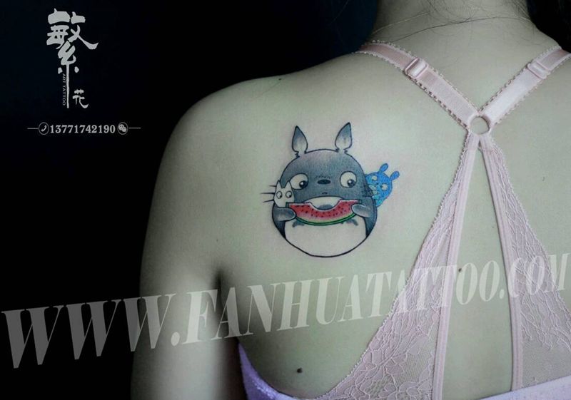 龙猫纹身图片_肩部背部清新动物成品纹身图案