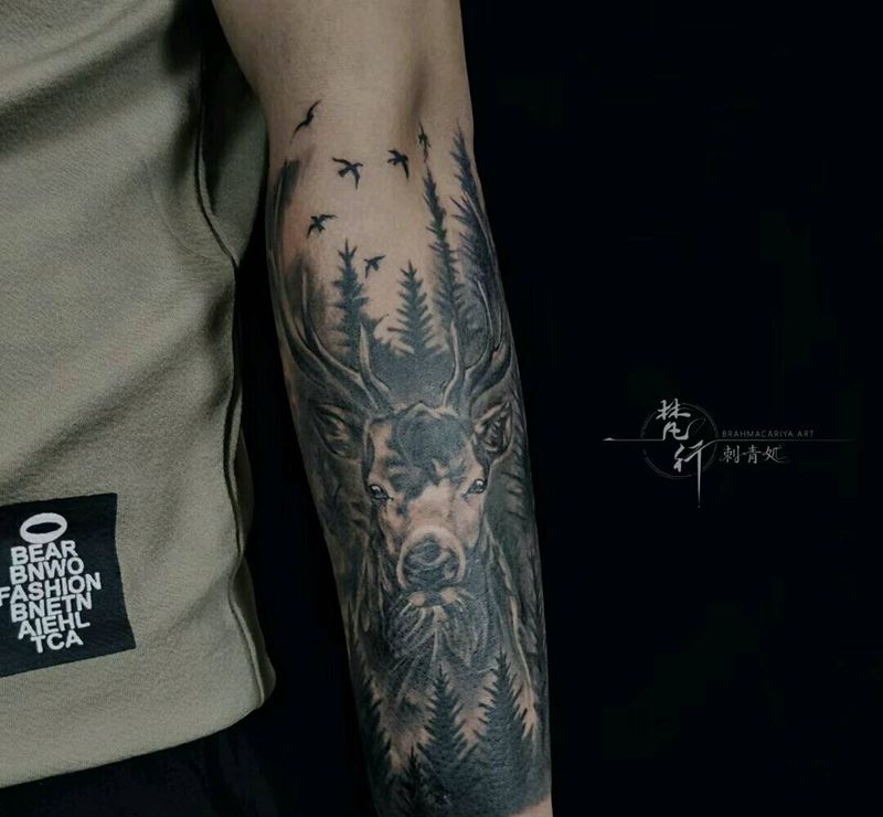 鹿纹身图片_手臂老传统鹿纹身图案