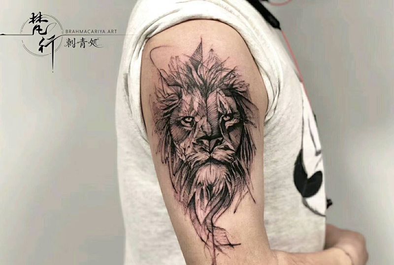 狮子头纹身图片_手臂几何新传统狮子头纹身图案