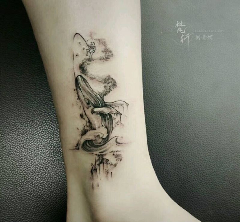 鲸鱼纹身图片_脚部新传统水墨鲸鱼钓鱼浪花纹身图案