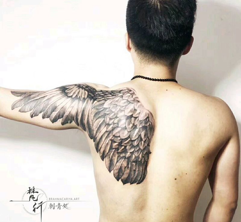 翅膀纹身图片_背部手臂新传统水墨翅膀纹身图案