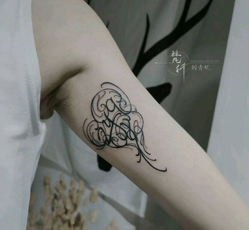 花体字纹身图片_手臂新传统花体字纹身图案