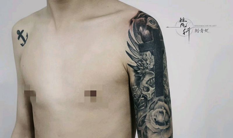 大臂添加纹身图片_手臂老传统水墨时钟数字字母纹身图案