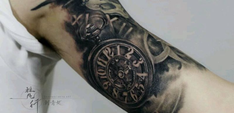 添加未完工纹身图片_手臂老传统钟表纹身图案