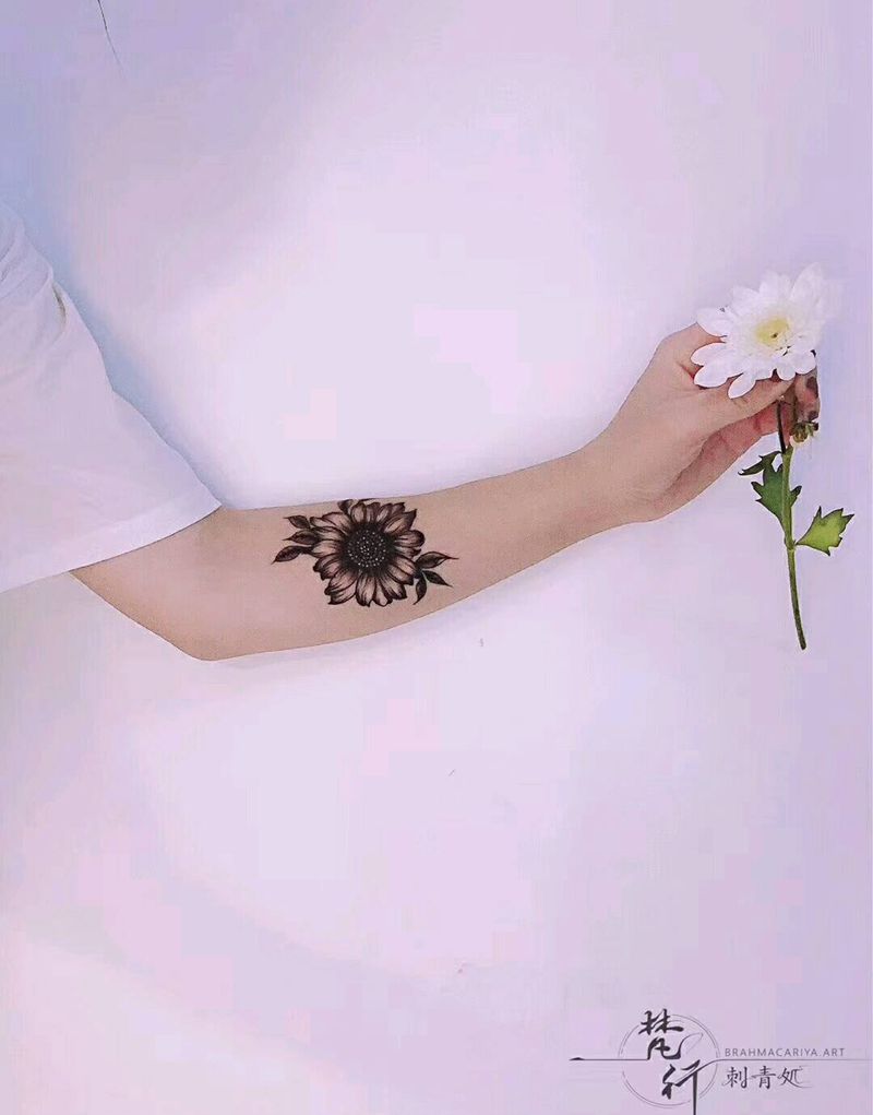 花纹身图片_手臂新传统花纹身图案