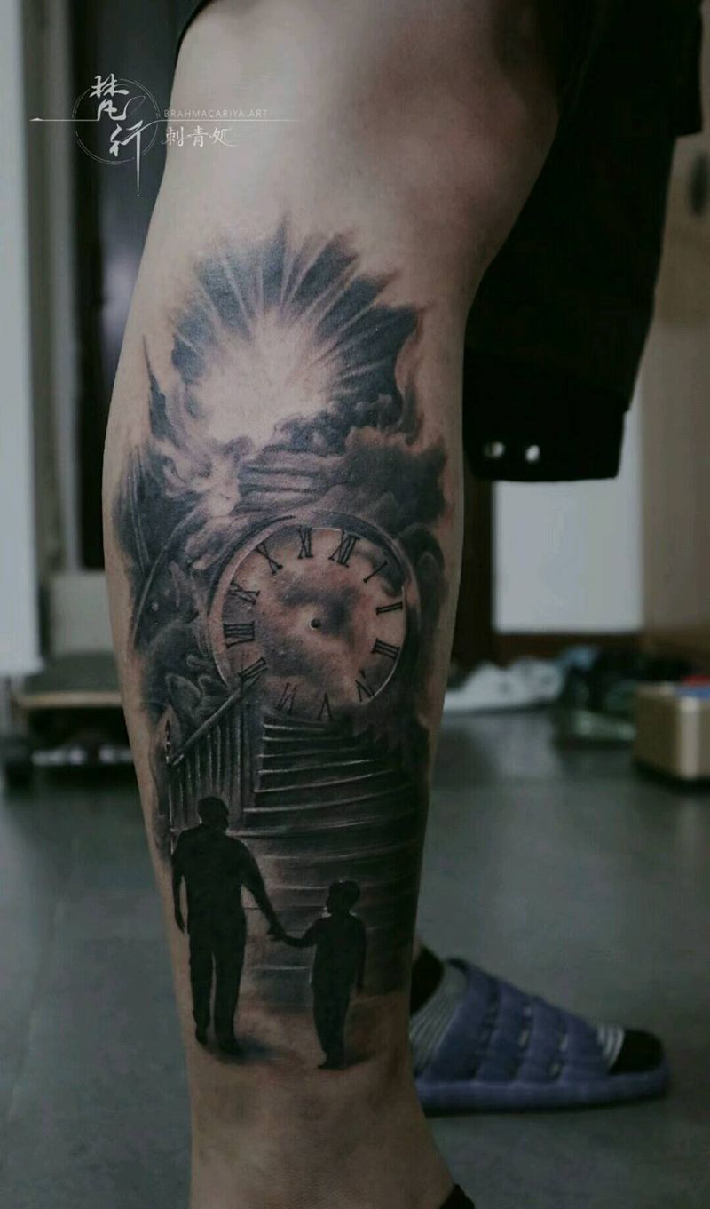 父子情纹身图片_腿部新传统水墨背影时钟阶梯纹身图案