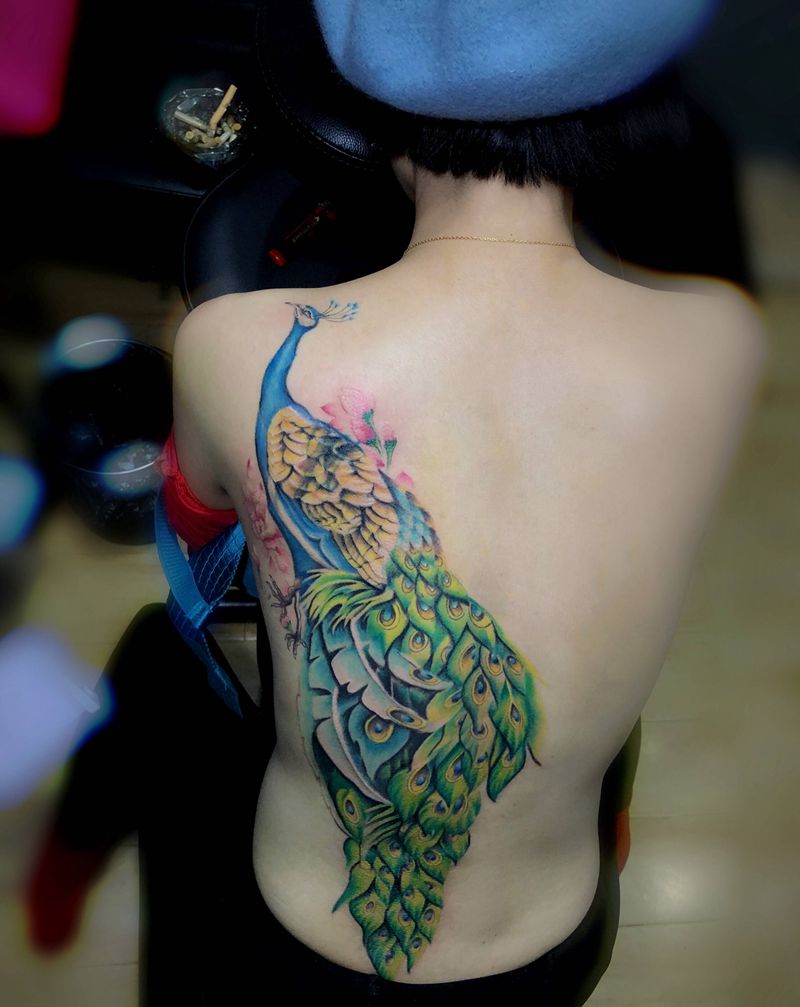 孔雀纹身图片_背部腰部新传统欧美写实孔雀重彩纹身图案