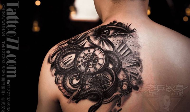 肩背欧美时钟蛇纹身纹身图片