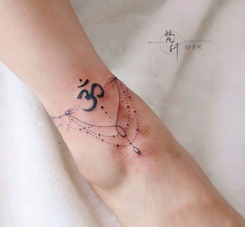 脚链纹身图片_脚部新传统脚链纹身图案