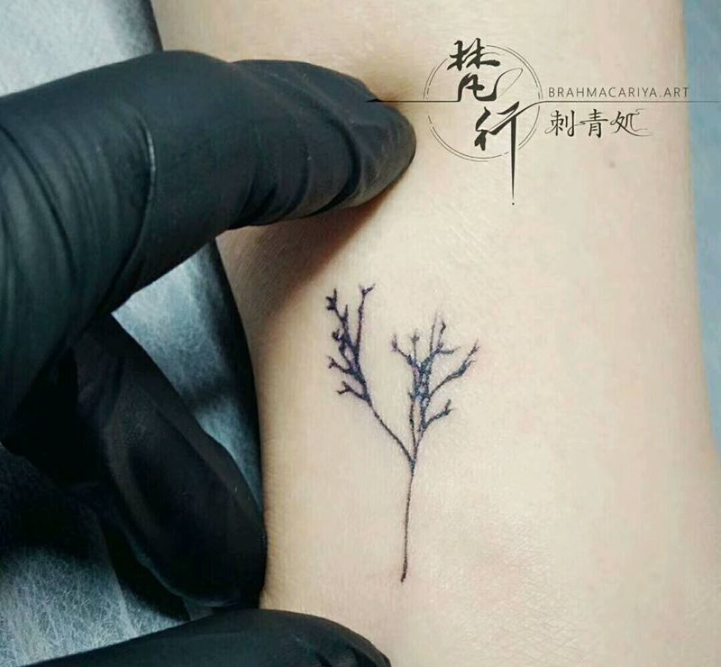树枝纹身图片_手臂新传统水墨树枝纹身图案