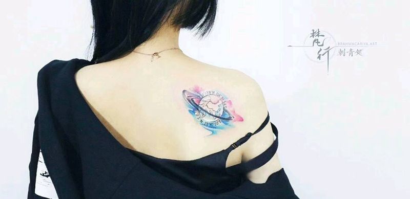 地球纹身图片_背部新传统星球纹身图案