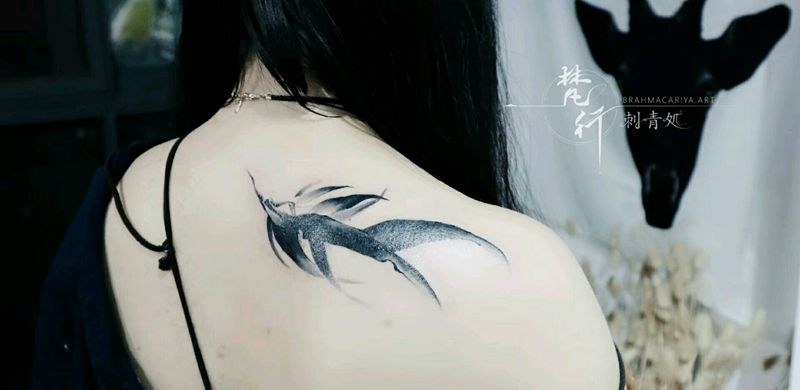 遮盖纹身图片_肩部新传统水墨飘带纹身图案