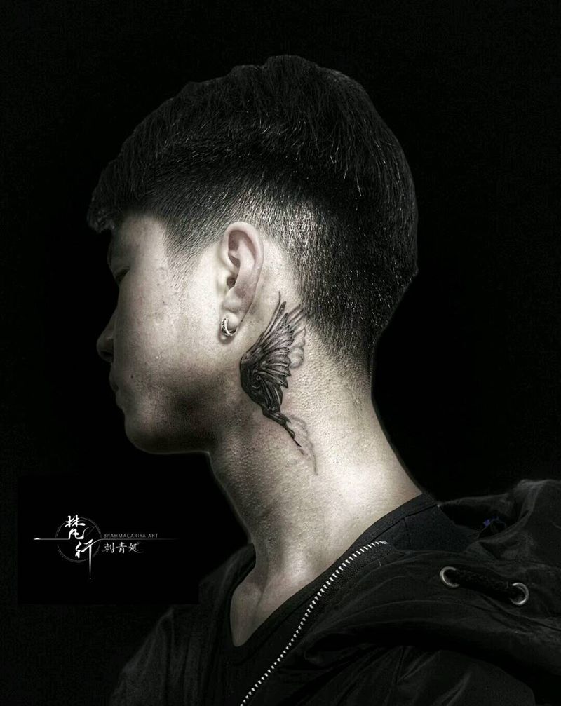 翅膀纹身图片_颈部老传统点刺翅膀纹身图案