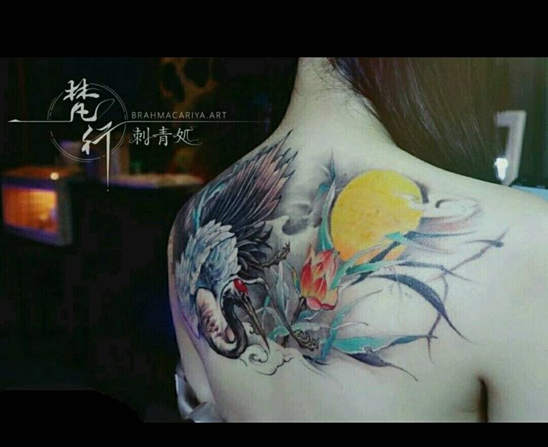 遮盖纹身图片_背部新传统水彩仙鹤花草纹身图案