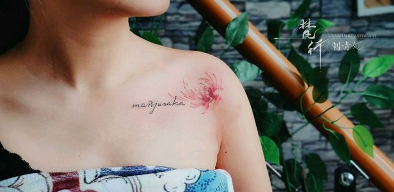 花纹身图片_胸部新传统水彩花字母纹身图案