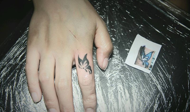 手指蝴蝶图腾纹身图片