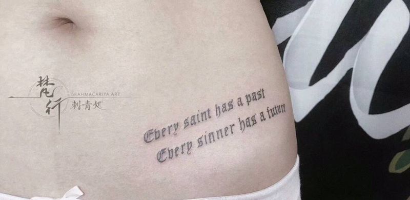 字母纹身图片_腹部新传统字母纹身图案